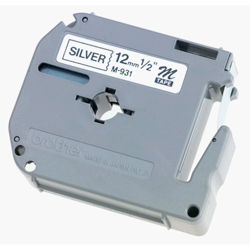 Etiqueta plata continua plástica no laminada Brother M931, de 12 mm de ancho x 8 mts de largo. Impresión en negro. CARBRT830